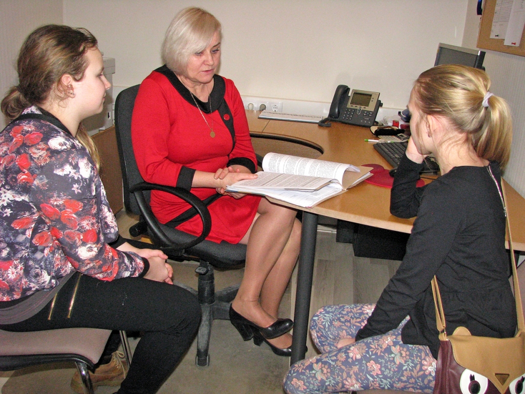 Probācijas dienesta Bauskas teritoriālās struktūrvienības vadītājā Edītē Mārtinsonē ieklausās Bauskas pilsētas pamatskolas 5. klases skolnieces Aleta Mahnova un Elizabete Līcīte.
Autors: Vilnis Auzāns