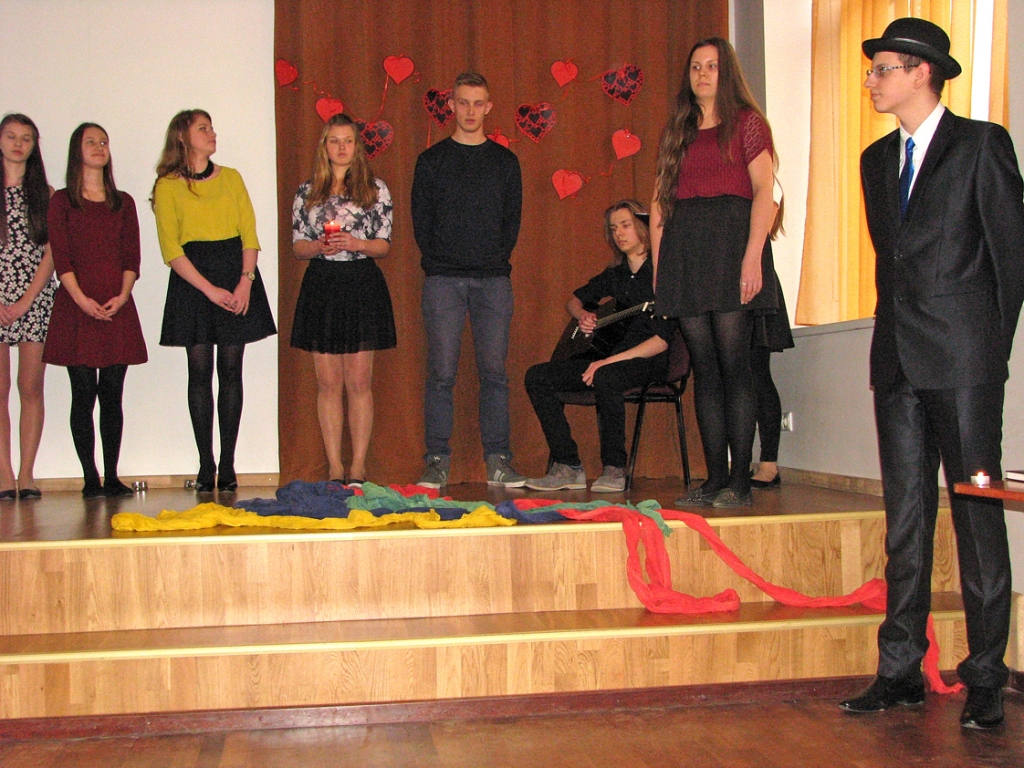 Bauskas Valsts ģimnāzijas 10. klases audzēkņi runā Jāņa Akuratera romantisko dzeju.
Autors: Vilnis Auzāns