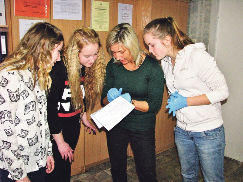 Kristīne Briede, policijas eksperte (centrā), par savu darbu stāsta Īslīces vidusskolas audzēknēm Beātei Miķelsonei, Diānai Čužinskai un Laurai Jankūnei.
Autors: Vilnis Auzāns