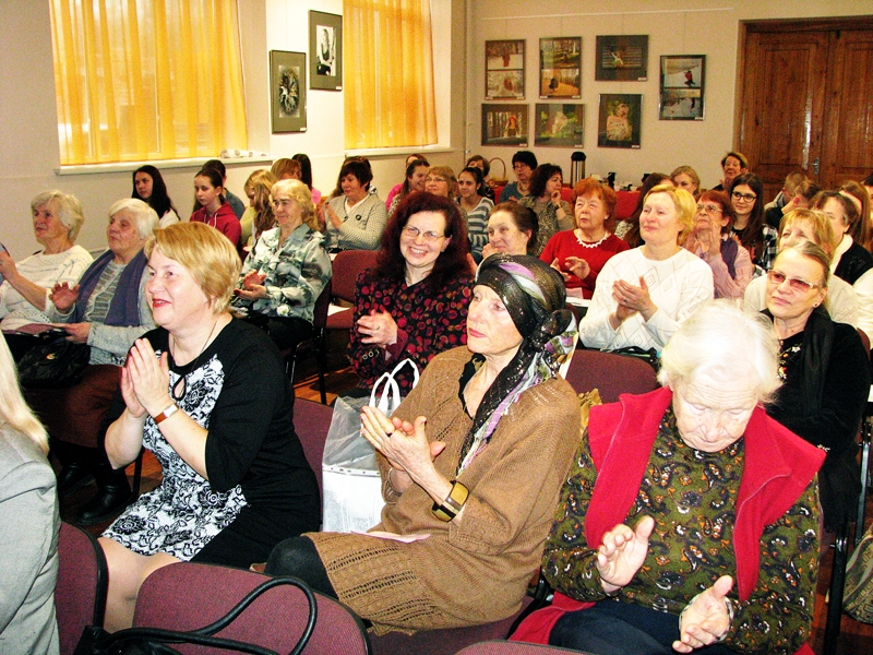 Bauskas kultūras centra izstāžu zālē sanākušie apmeklētāji aplaudē ģimnāzistiem par viņu izteiksmīgo dzejas lasījumu.
Autors: Vilnis Auzāns