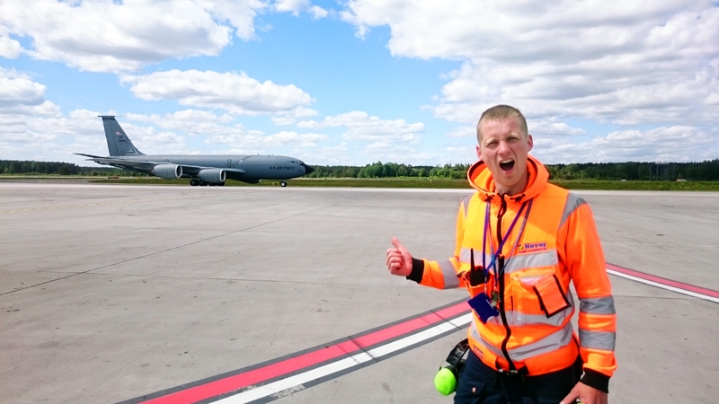 Lidostā darbs ir atbildīgs, taču tajā var rast arī kādu brīdi jautrībai.
Autors: no albuma.