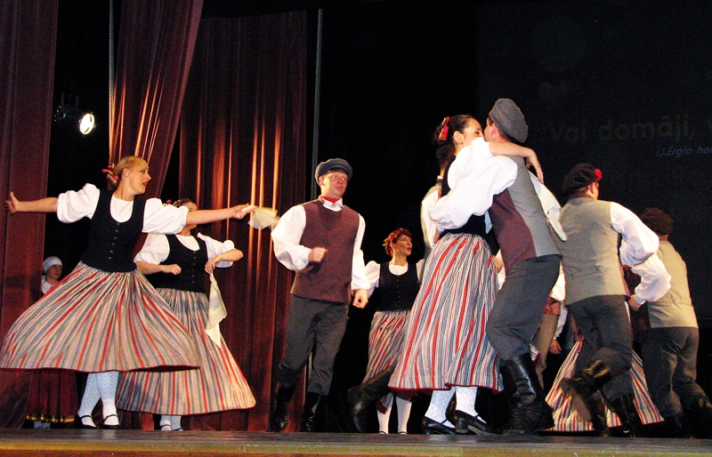 Deju «Vai domāji, vai cerēji» izpilda kolektīva «Mana rotaļa» meitas no Rīgas un «Laipas» puiši no Jelgavas. 
Autors: Vilnis Auzāns