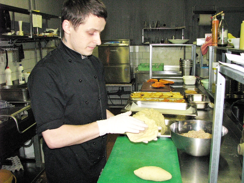 Airids Razma strādā par pavāru Bauskas bistro «Rātslaukums». Viņš ir lietuvietis un cepelīnus gatavo tā, kā to darījusi mamma. «Tiem būs manas bērnības garša,» nosmej pavārs.
Autors: Vilnis Auzāns