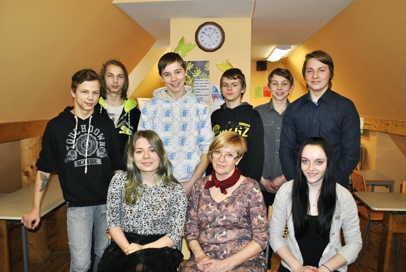 Dzimtmisas pamatskolas devītklasnieki kopā ar skolotāju Sarmīti Fluginu.
Autors: Māris Krūmiņš