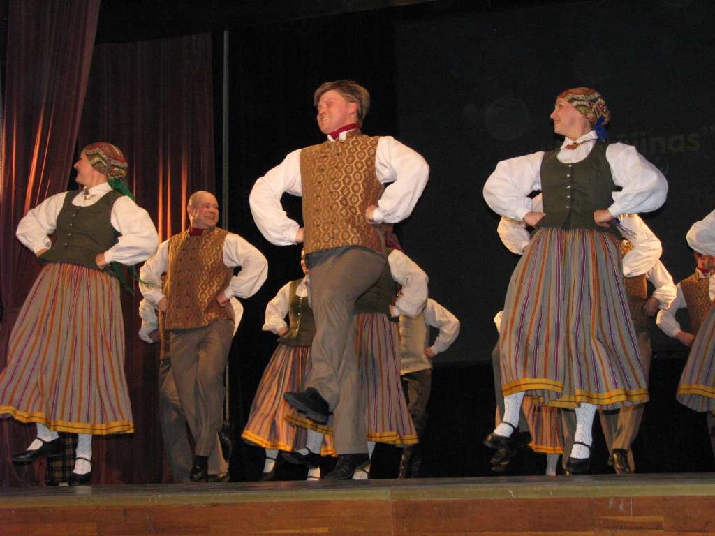 Deju «Ai, kājiņas!» izpilda Bauskas meitas un Carnikavas puiši. 
Autors: Vilnis Auzāns