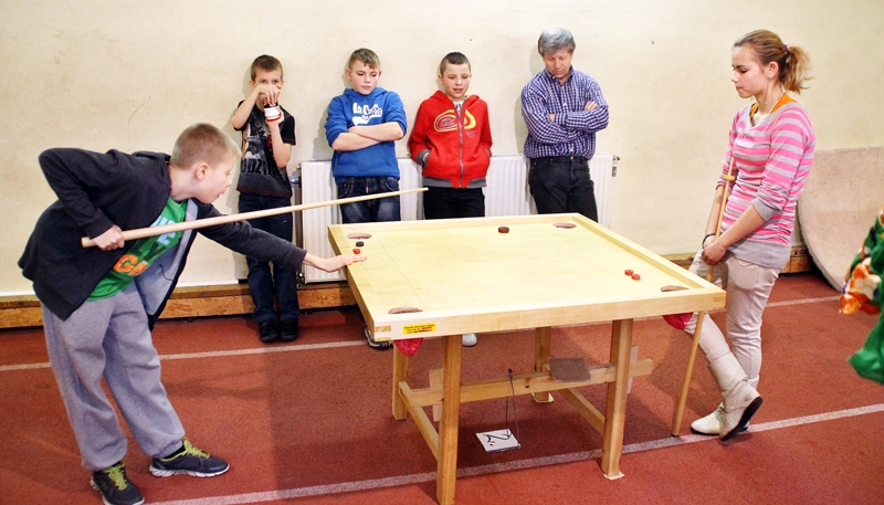 Ralfa Brikmaņa un Anastasijas Kudinas spēles noslēgumu vēro sacīkšu dalībnieki un Aldis Pavilons (no labās). 
Autors: Uldis Varnevičs