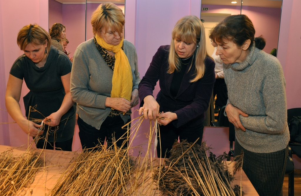 Folkloras kopas «Tīrums» vadītāja Irita Vimba (otrā no labās) ierāda, kā var pagatavot budēļa cepuri.
Autors: Žanna Zālīte