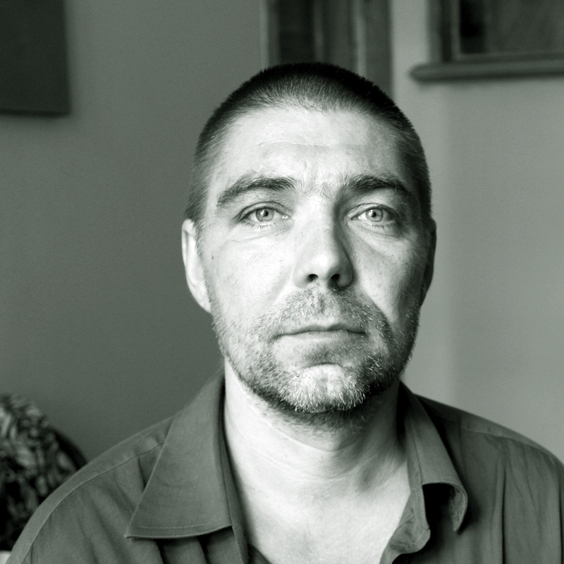 Māris Upzars Latvijas Mākslas akadēmijā vispirms ir studējis tekstildizainu un pēc tam iestājies glezniecības nodaļā.
Autors: no M. Upzara albuma.