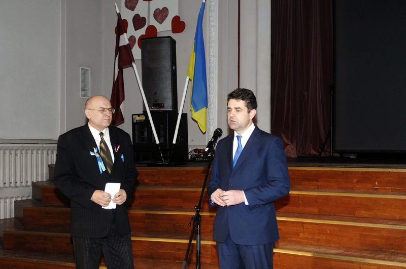 Jevgenijs Perebijnis (no labās), Ukrainas vēstnieks Latvijā, un Andrejs Ancāns uzrunā filmas skatītājus.
Autors: Ivars Bogdanovs