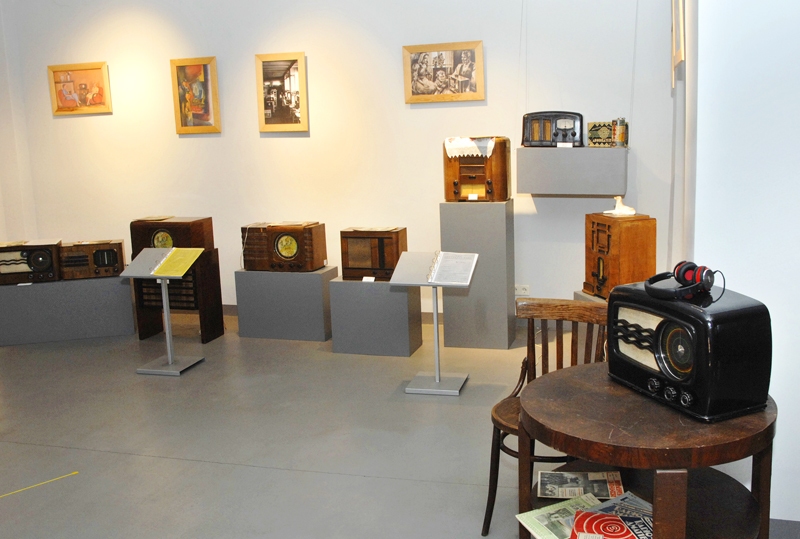 Senie radioaparāti Bauskas motormuzejā tā vien vedina atcerēties brāļu Laivenieku joku meldiņus, patriotiskas padomju dziesmas un vecmodīgu deju orķestra spēli.
Autors: Ivars Bogdanovs