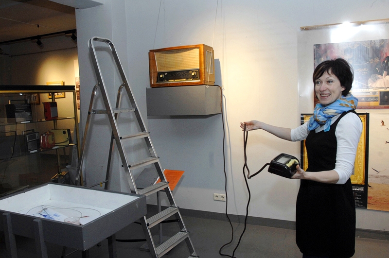 
Rīgas Motormuzeja Bauskas filiāles ekspozīcijas vadītāja Jolanta Jēkabsone demonstrē pagājušā gadsimta 30. gados Rīgā tapušu radio, kuru varēja regulēt ar pulti. 
Autors: Ivars Bogdanovs