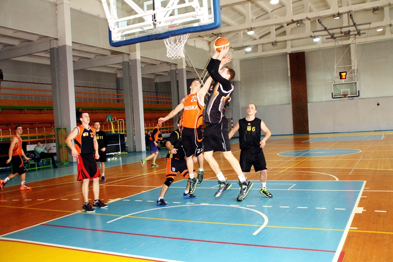 Roberts Cers cenšas apturēt Edgaru Bitinu.
Autors: Uldis Varnevičs