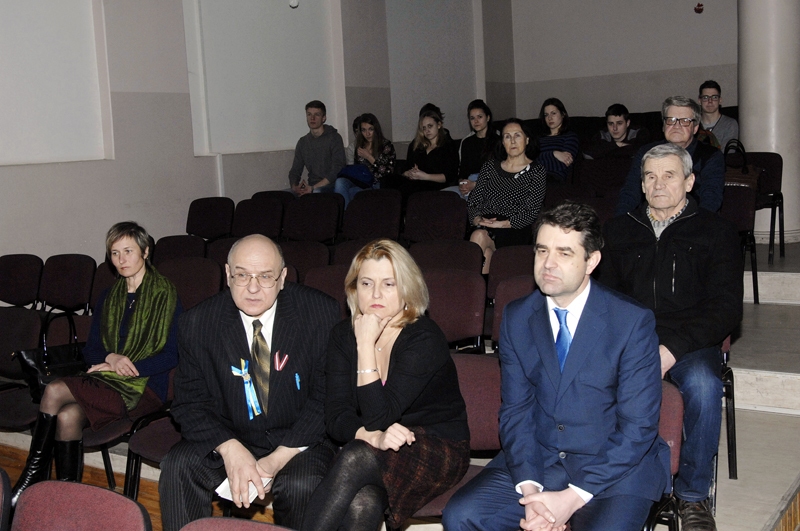 Filmu «Maidans» Bauskā noskatījās ap 20 cilvēku, viņu vidū Ukrainas vēstnieks Latvijā Jevgenijs Perebijnis (pirmajā rindā no labās).
Autors: Ivars Bogdanovs