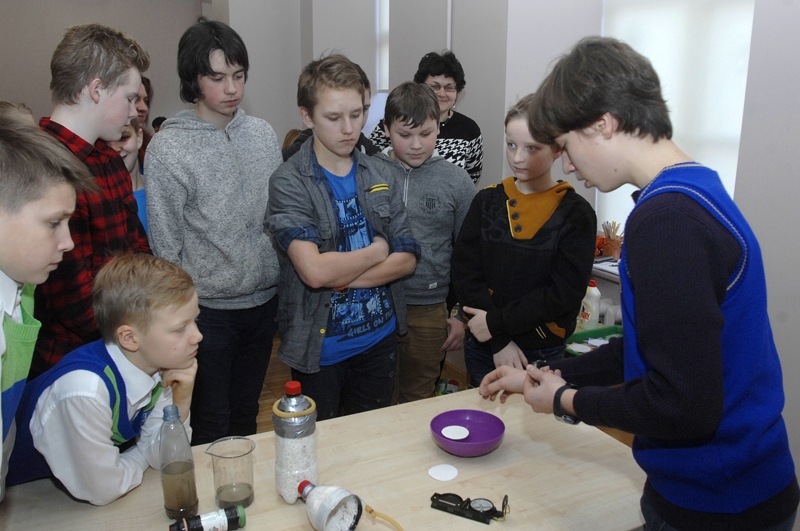 Bauskas un Rundāles novada jauno vides pētnieku foruma «Skolēni eksperimentē» dalībnieki demonstrē savus mājās sagatavotus darbiņus. 
Autors: Ivars Bogdanovs
