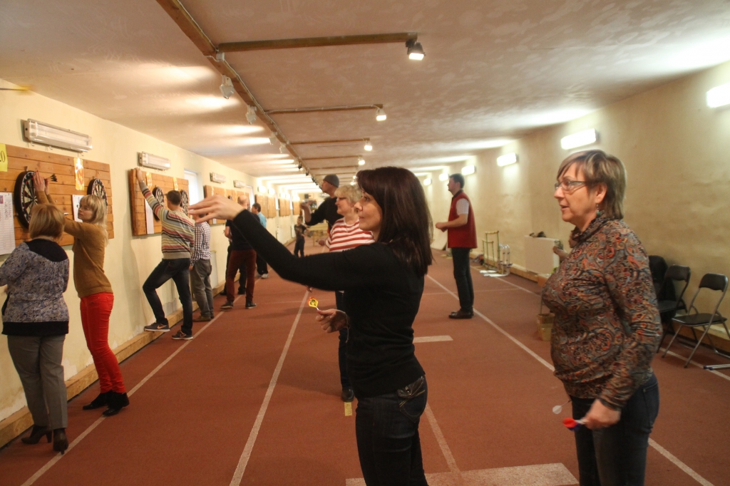 Areta Kovaļevska (vidū) savstarpējā cīņā pārspēja Loniju Stari (no labās) ar rezultātu 3:1. 
Autors: Uldis Varnevičs