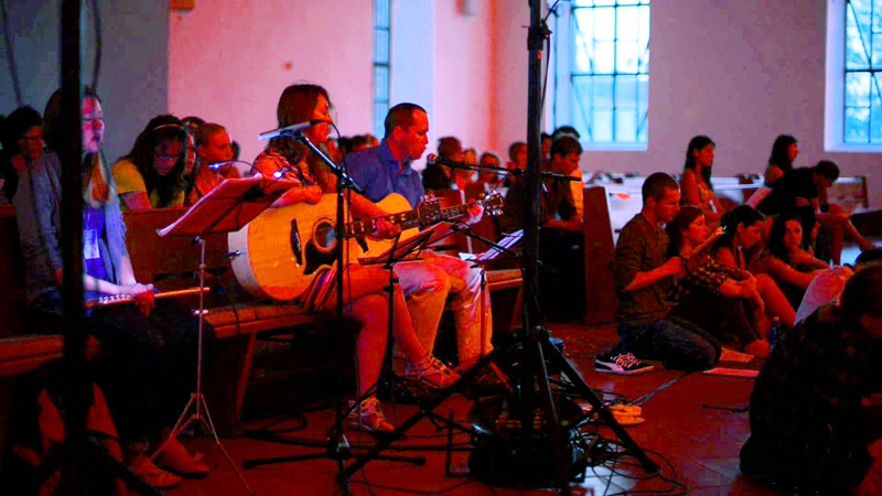 Lūgšanas un dziedājumi Tezē kopienā notiek neformālā gaisotnē.
Autors: no www.taize.fr.