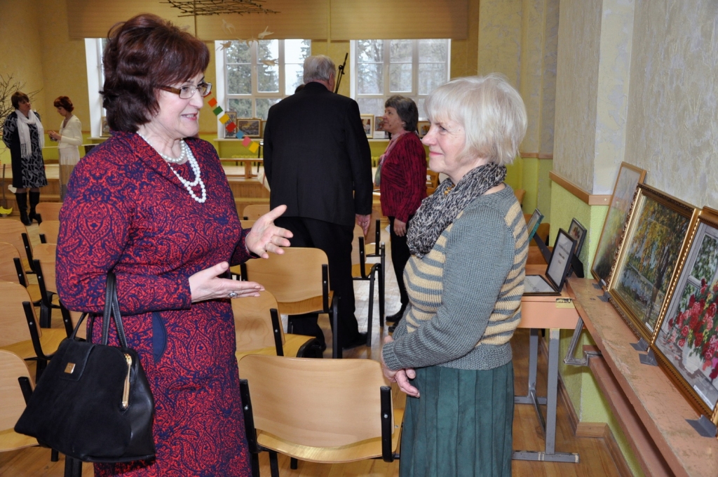 Valērijas Avotas (no kreisās) vairāk nekā 30 izšūtu gleznu izstāde kļuva par pagājušā gada pasākuma pārsteigumu Stelpē. 
Autors: no «Bauskas Dzīves» arhīva