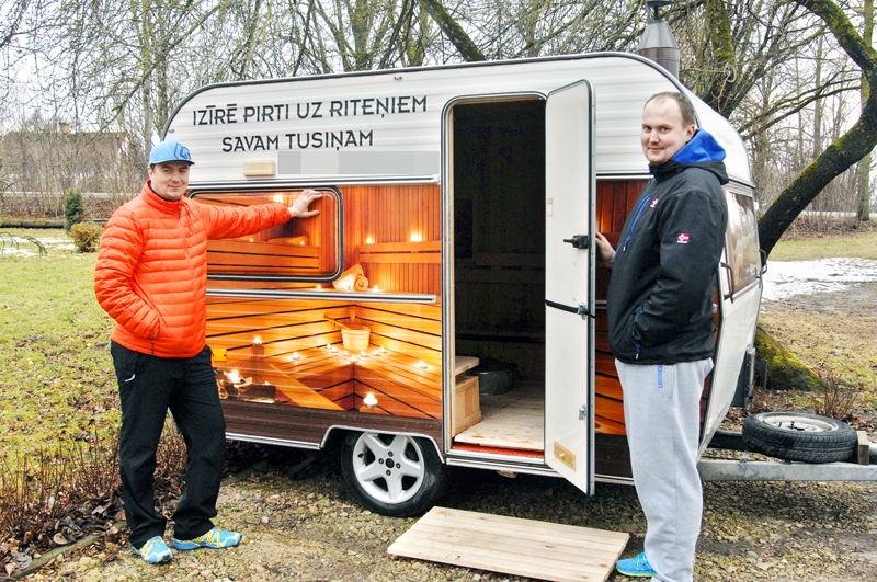 Brāļi Uldis (no labās) un Ģirts Helvigi pirts priekus var baudīt jebkur, kur sirds tīko.
Autors: Ivars Bogdanovs