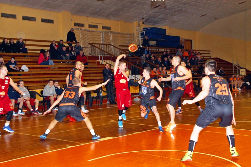 Rolands Vereščagins no BK «Dartija» atspēlē bumbu komandas biedriem. 
Autors: Uldis Varnevičs