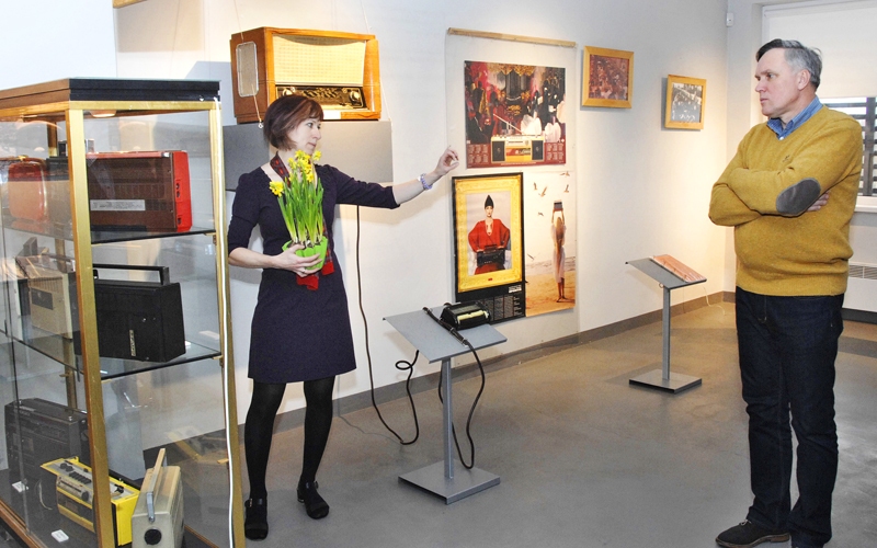 Rīgas Motormuzeja Bauskas filiāles ekspozīcijā. Jolanta Jēkabsone bijušajam baušķeniekam, tagad Rīgas Motormuzeja direktora vietniekam Andrejam Beļinskim demonstrē pagājušā gadsimta 30. gados Rīgā tapušu radio, kuru varēja regulēt ar pulti.
Autors: Ivars Bogdanovs