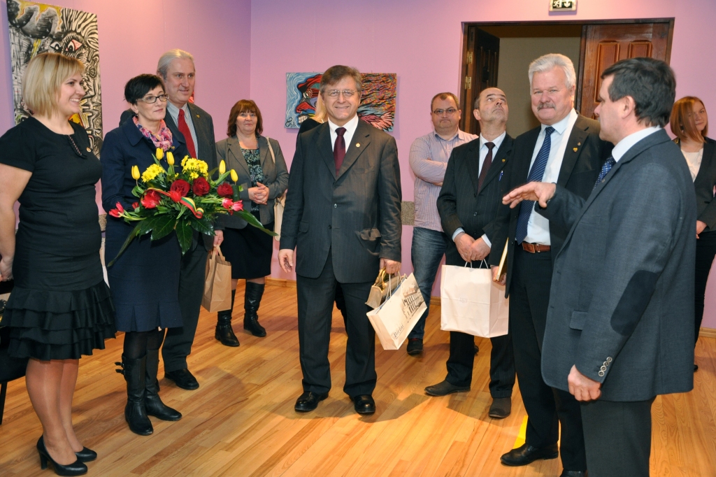 «Vecumnieku novadā ir ļoti sirsnīgi cilvēki. Tiekamies tikai trešo reizi, bet jūtamies kā seni draugi,» sacīja Biržu rajona pašvaldības vadītājs Valdemārs Valķūns (vidū).
Autors: Žanna Zālīte