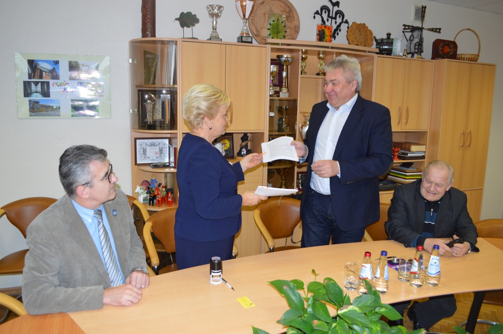 Līgumu par baseina būvi parakstīja Bauskas bērnu un jaunatnes sporta skolas direktore Biruta Grantiņa un SIA «Abora» valdes loceklis Juris Kravalis.
Autors: Zane Gorškova