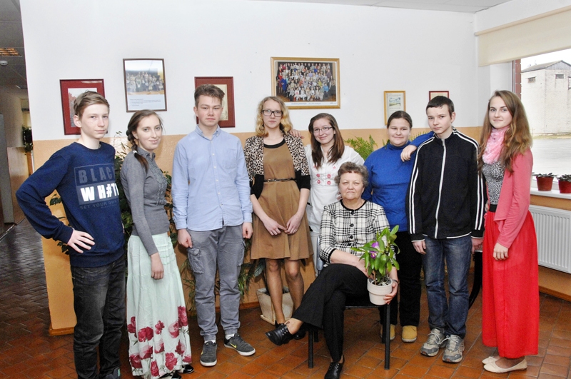 Ozolaines pamatskolas 9. klases skolēni un audzinātāja Māra Iliņa. 
Autors: Ivars Bogdanovs