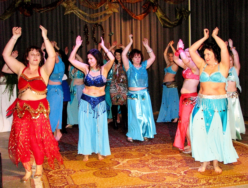 Kolektīvs «Nazira» savā jubilejā bija sagatavojis ļoti daudzveidīgu programmu. Deju grupas vadītāja Iluta Puķīte – priekšplānā no labās.
Autors: Vilnis Auzāns