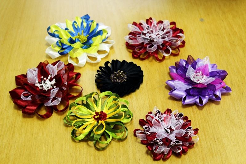 Rokdarbu pulciņa pirmajā tikšanās reizē katra dalībniece izveidoja ziedu un pērlīšu rotu.
Autors: no personiskā albuma