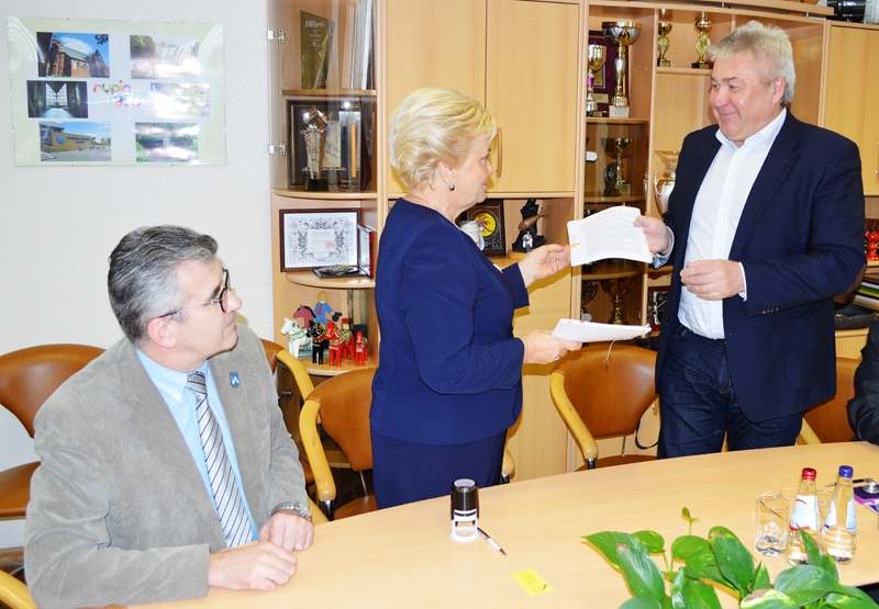 Līgumu par baseina būvi parakstīja Bauskas bērnu un jaunatnes sporta skolas direktore Biruta Grantiņa un SIA «Abora» valdes loceklis Juris Kravalis. 
Autors: Zane Gorškova