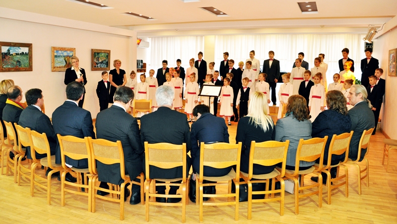 Bērnu kora «Via Stella» dalībniekiem ciemiņus izdevās pārsteigt. Attēlā no kreisās – Mūzikas un mākslas skolas direktore Iveta Lavrinoviča un kora diriģente Liene Batņa.
Autors: Žanna Zālīte