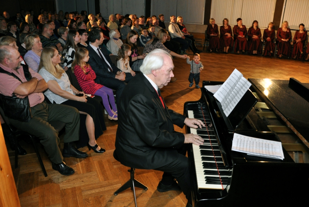 Komponists Vilnis Salaks uz Misu bija atvedis VEF Kultūras pils vīru vokālā ansambļa pārstāvjus.
Autors: Žanna Zālīte