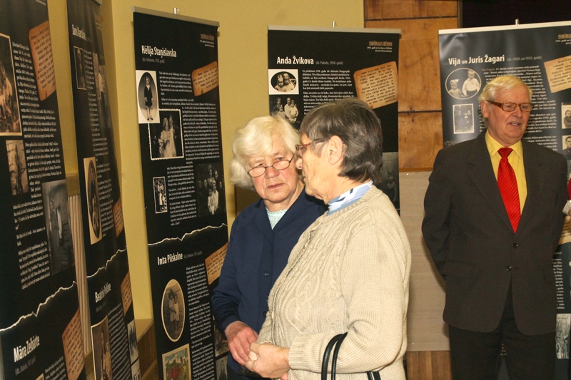 Izstādi «Sibīrijas bērni» Bērsteles kultūras namā aplūko vietējās iedzīvotājas, politiski represētās Ilze Griķe (no kreisās) un Anna Grebeža.
Autors: Uldis Varnevičs