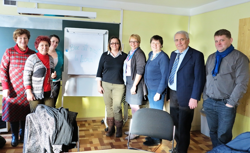 «Liepu» pārstāves Agita Hauka (trešā no labās) un Beāta Bundule kopā ar ciemiņiem no Rumānijas un Latvijas Kopienu iniciatīvas fonda pārstāvēm.
Autors: no kluba albuma