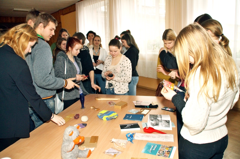 Skolēni iepazīstas ar semināra vadītājas līdzpaņemtajiem neparastajiem Latvijas uzņēmēju ražojumu paraugiem.
Autors: Uldis Varnevičs