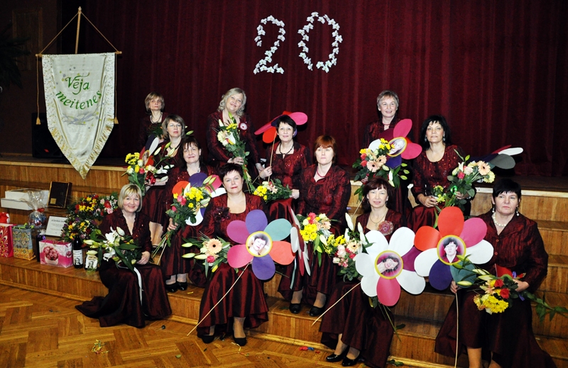 Ansambli «Vēja meitenes» kopš kolektīva dibināšanas vada Olga Černišova-Stūriška (pirmajā rindā no kreisās).
Autors: Žanna Zālīte
