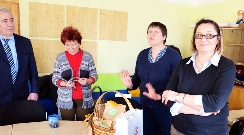 Agita Hauka (centrā) stāsta Rumānijas viesiem par Iecavas biedrības projektiem.
Autors: no kluba albuma