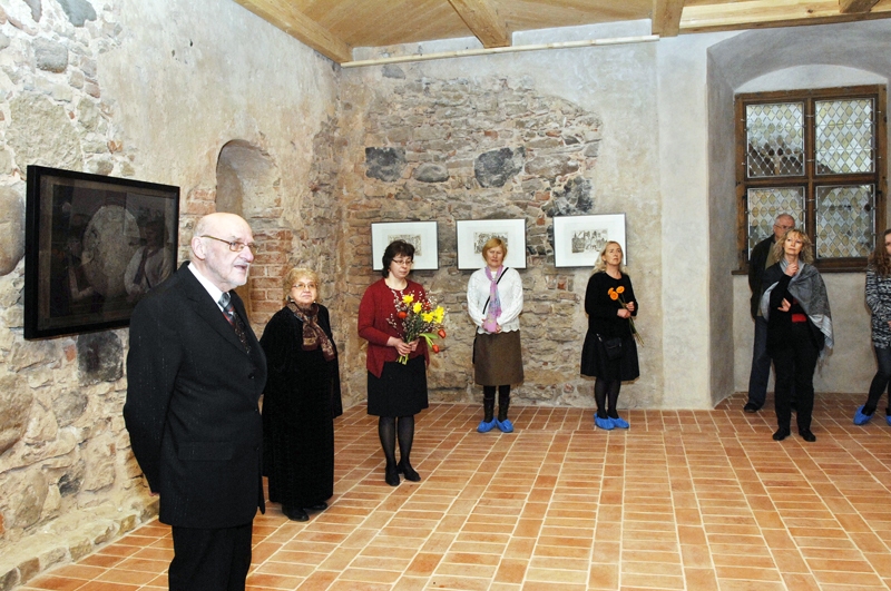 Izstādes atklāšanā. Gunārs Krollis (no kreisās) un Izabella Krolle, viņai blakus – izstādes kuratore Vineta Skalberga.
Autors: Ivars Bogdanovs