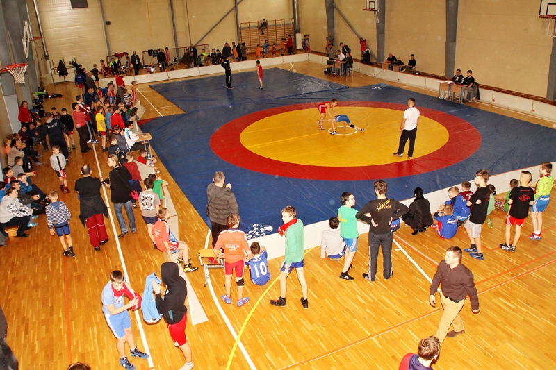 Bauskas novada atklātajā čempionātā brīvajā cīņā jauniešiem Codes pamatskolas sporta zālē piedalījās liels skaits dalībnieku. 
Autors: Uldis Varnevičs