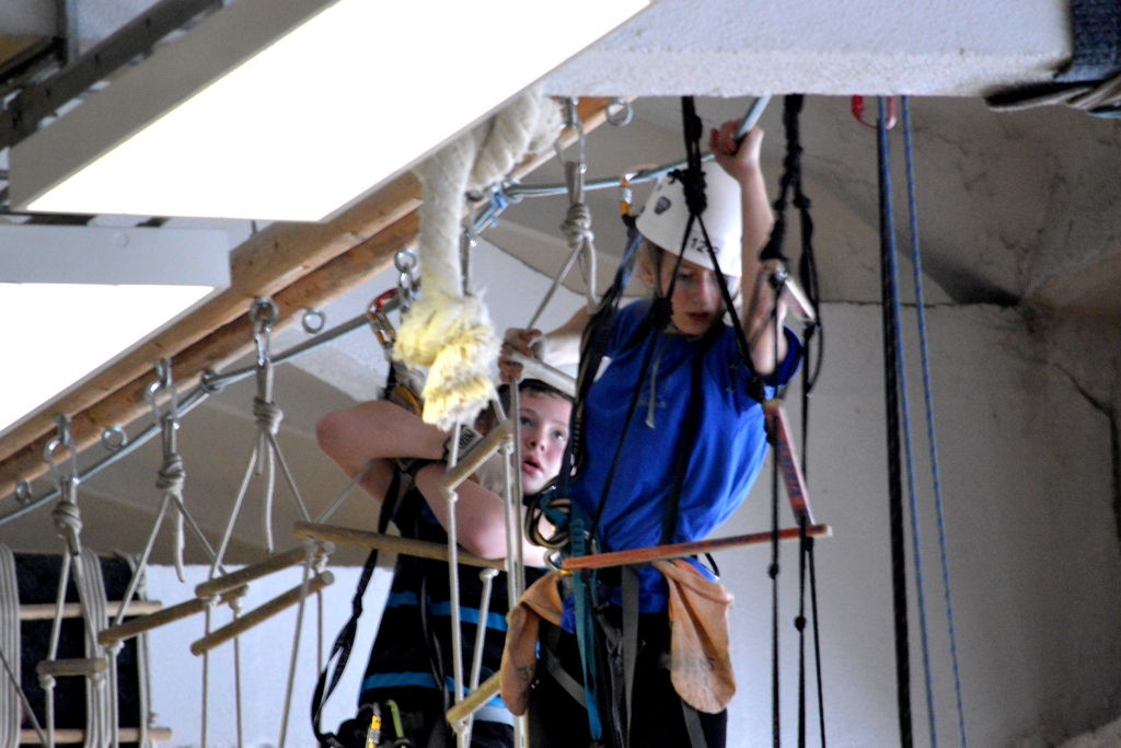 Vairums vingrinājumu sacensībās bija jāizpilda pie sporta zāles griestiem. To veic Roberts Krišjānis un Laura Līruma.
Autors: no albuma