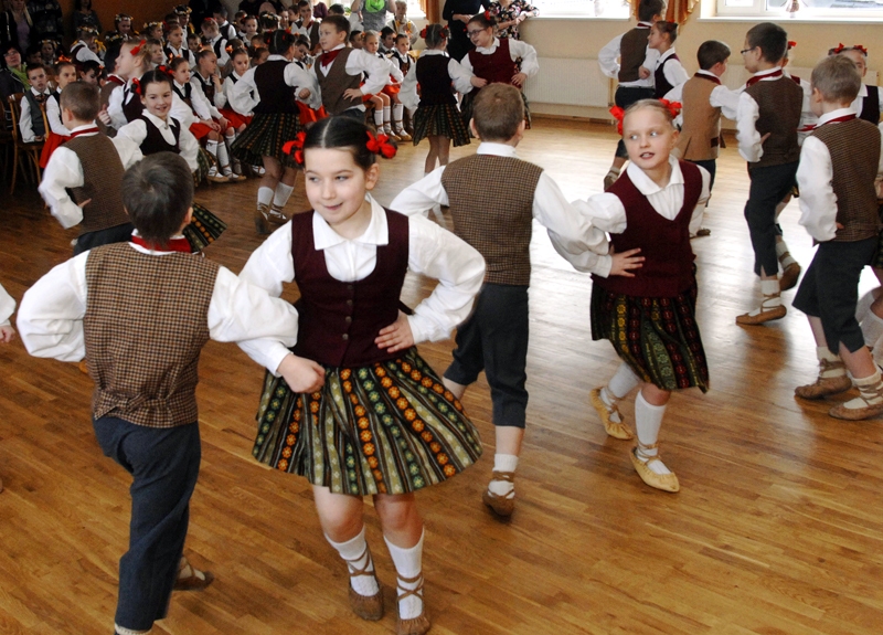 Deju kolektīva «Odziņa» jaunākās grupas dejotāji otrdien, 23. februārī, uzstājās koncertā Codes pamatskolā. Piektdien, 26. februārī, viņi dejos ansambļa jubilejas koncertā Bauskas kultūras centrā. 
Autors: Ivars Bogdanovs