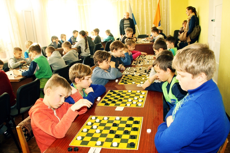 Everts Rūdolfs Lepsis (pie pirmā galdiņa no kreisās) spēlē pret Renāru Cimermani. Otrais no kreisās – Dāvids Avotiņš.
Autors: Uldis Varnevičs