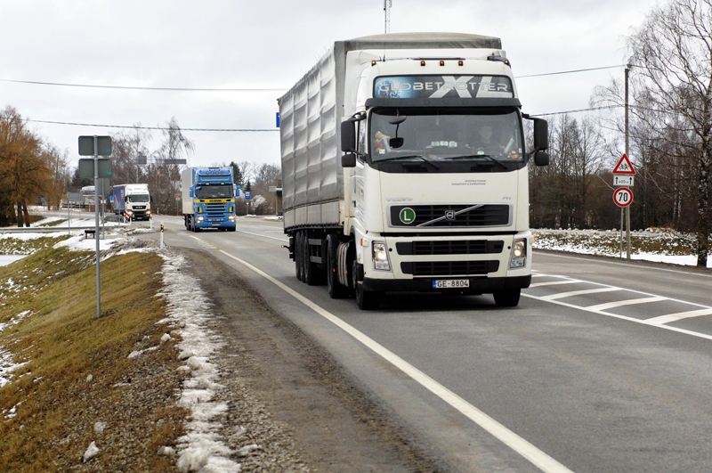 Ceļš no Bauskas līdz Grenctālei ir ļoti noslogots. Lai brauktuvi saglabātu labā tehniskā kārtībā, šovasar to plānots remontēt.
Autors: Ivars Bogdanovs