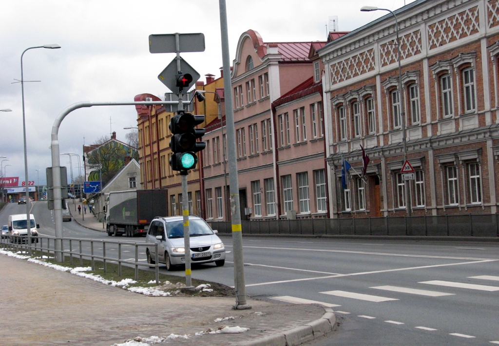 Kalna un Plūdoņa ielas krustojumā luksoforā virs ierastā sarkanās krāsas signāla tagad uzstādīts papildu signāls – sarkans krusts.
Autors: Vilnis Auzāns