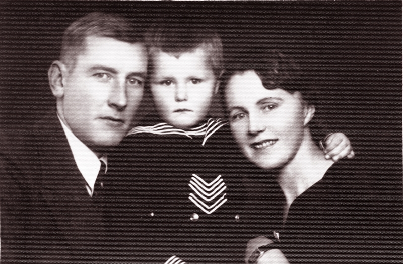 Salona foto. Brunavas muižas īpašnieks Štrauhmanis ar sievu un dēlu. Autors K. Grīnbergs, 30. gadi.
Autors: no Bauskas muzeja krājuma.