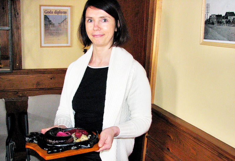 Aija Ruža, mūzikas kluba «Čuguna roze» bārmene, pasniedz igauņu ēdienu «Verivurst» – asinsdesu ar brūkleņu biezeni.
Autors: Vilnis Auzāns