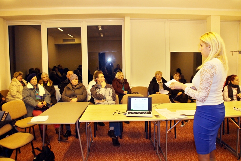 Linda Tijone (no labās) informēja Salātu ielas 20. mājas iedzīvotājus par renovācijas projekta rezultātu.
Autors: Uldis Varnevičs