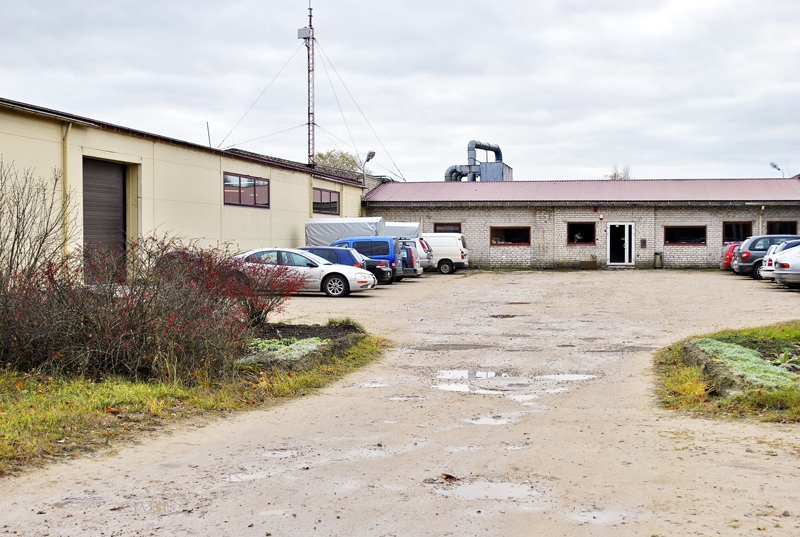 Mēbeļu ražotnes SIA «Spals» vadītājs Jānis Nudiens apsver iespēju pieteikt atbalstu pievedceļa sakārtošanai, lai valsts atbalsta programmā prioritāti varētu noteikt pašvaldības ceļam gar Gāršām.
Autors: no «Bauskas Dzīves» arhīva.