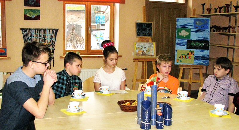 Anekdošu stāstītāji Austris Stankevics (no kreisās), Krists Kārkliņš, Klēra Kuļikauska, Haralds Jeromans un Juris Grašs. 
Autors: Vilnis Auzāns