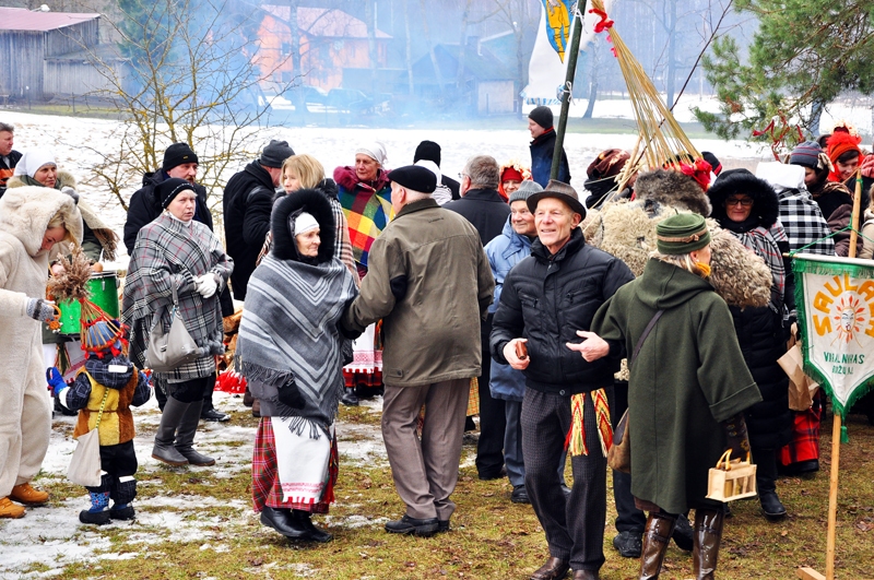 Lietuviešu folkloras kopas «Saulala» dalībnieki priecājās līdz ar citiem Meteņu svinētājiem Vecumniekos.
Autors: Žanna Zālīte